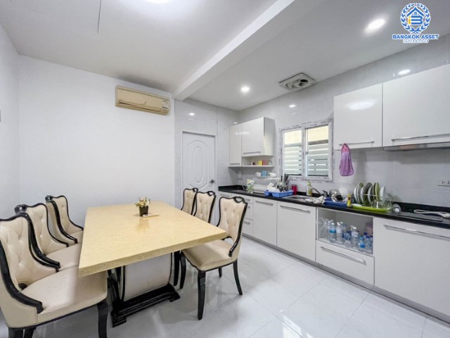 บ้านเดี่ยวมือสองย่านกรุงเทพฯ ม.เพอร์เฟคเพลส รัตนาธิเบศร์2 เนื้อที่กว้างขวางเกือบ 55 ตร.ว.  ฟังก์ชัน 3 ห้องนอน 3 ห้องน้ำ ที่จอดรถ 2 คัน บนทำเลแห่งการเดินทาง ใกล้รถไฟฟ้าสายสีม่วง "สถานีไทรม้า" และทางด่วน "งามวงศ์วาน"